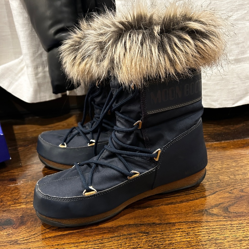 Moon boots navy faux fur, boots are not sold anymore and are hard to find